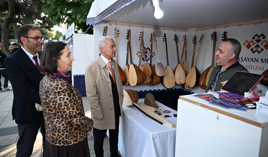 Vali Turan Festival Stantlarını Ziyaret Etti