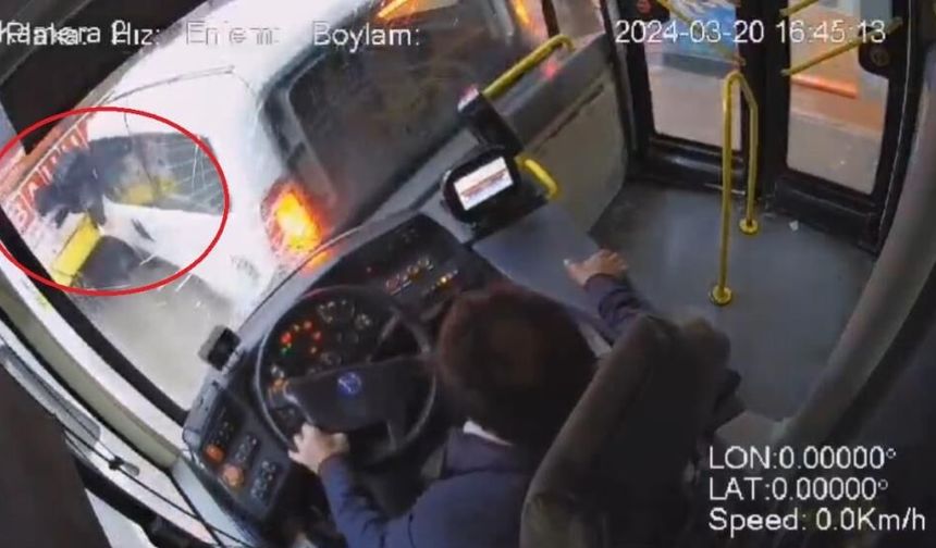 Otobüs şoförü uykuya daldı, önündeki araca çarptı... Lise öğrencisi iki aracın arasında böyle sıkıştı