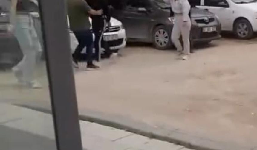 Kızların kavgasını ayıran vatandaşlara bıçakla saldırdı