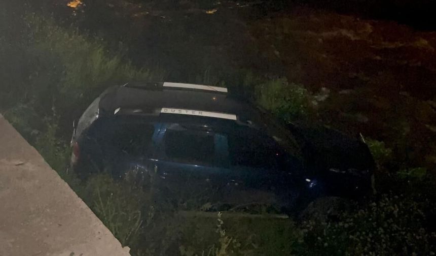 Kontrolden çıkan araç dereye uçtu, kaza sonrası sürücü kaçtı