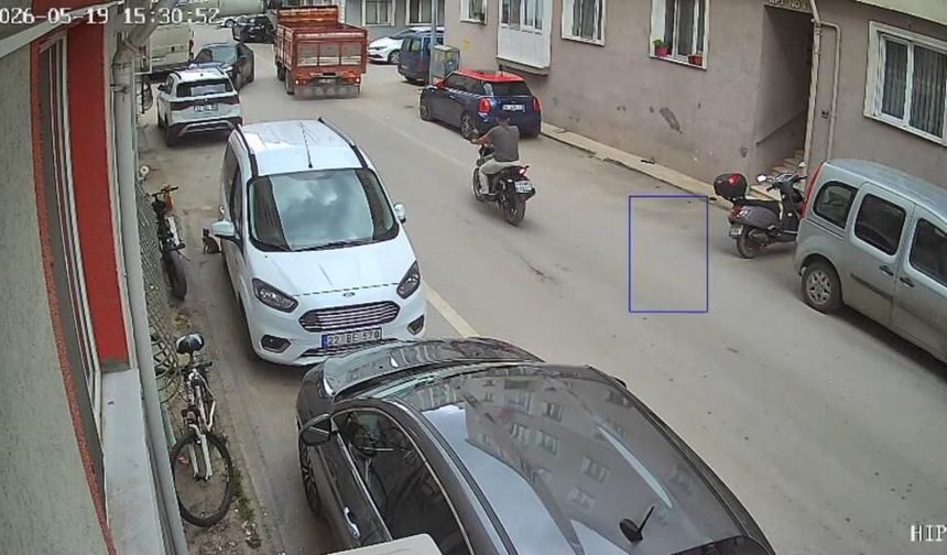 Edirne'de aynı sokakta yarım saat arayla iki kaza kameralara yansıdı