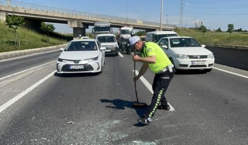 Trafik polisinden örnek davranış: Sürücülerin güvenliği için süpürgeyle yolu süpürdü