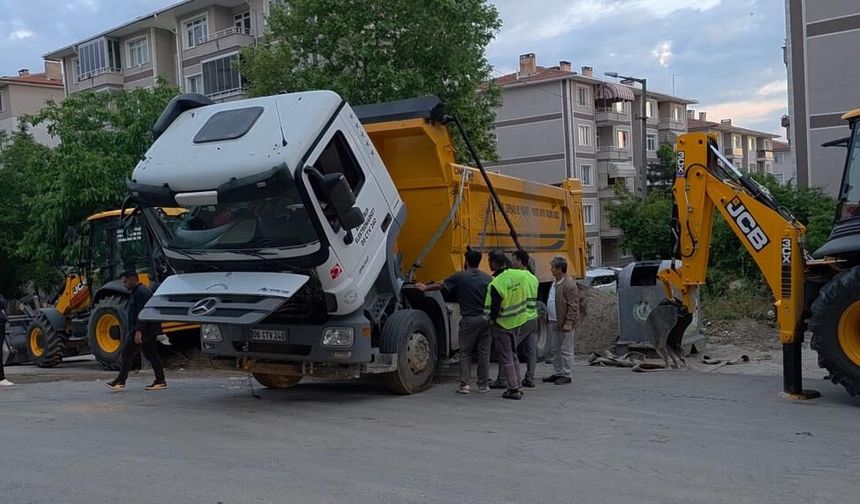 Edirne’de yüklü hafriyat kamyonu damperini kaldırınca devrildi