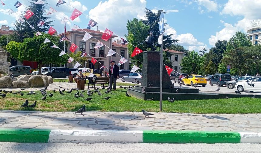 Güvercinlerin Mesaisi Meydanda Başladı
