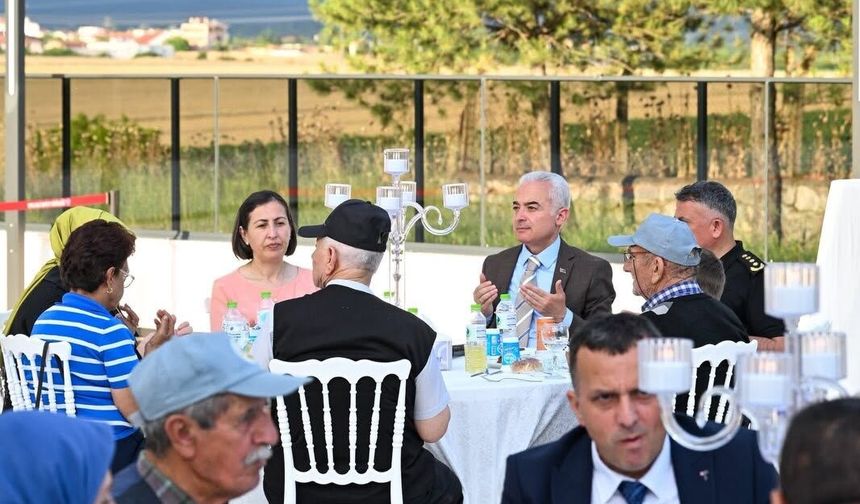Vali Turan Huzurevi Sakinleriyle Bir Araya Geldi