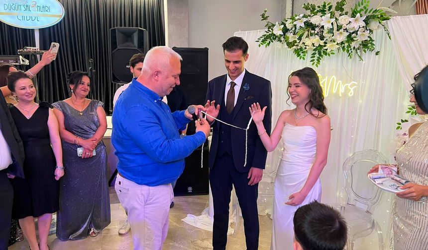 Milletvekili Özkan, Genç Çiftin Nişan Yüzüklerini Taktı