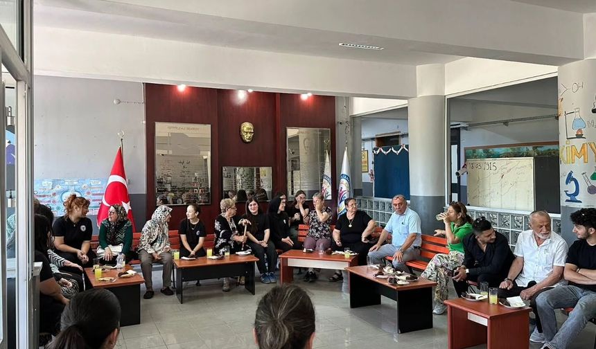Huzurevi Sakinleri Öğrencilerle Buluştu