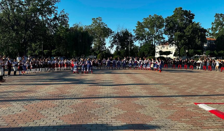 Bulgar Halk Oyunları Ekibi Alpullu’da Sahne Aldı