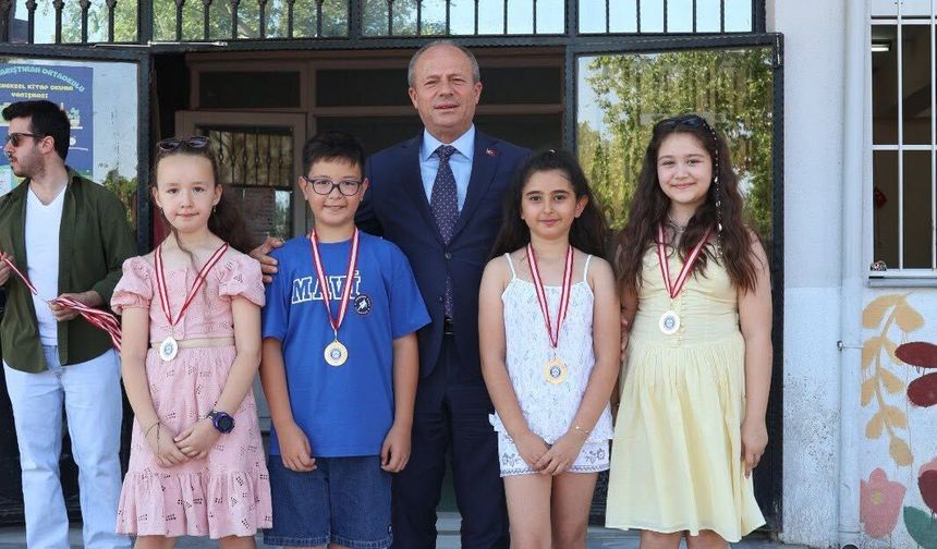 Büyükkarıştıran’da Öğrenciler Karne Sevincini Yaşadı