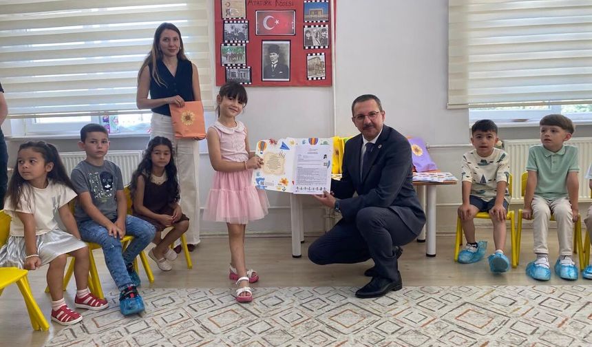 Kaymakam Özderin Minik Öğrencilerin Karne Sevincine Ortak Oldu