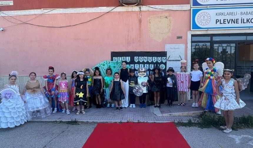 Babaeski'de öğrencilerden atıkları sanata dönüştüren defile