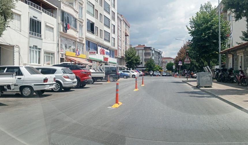 Nüshet Somay Caddesi'nde Trafik Düzenlemesi: Plastik Dubalar Yerleştirildi