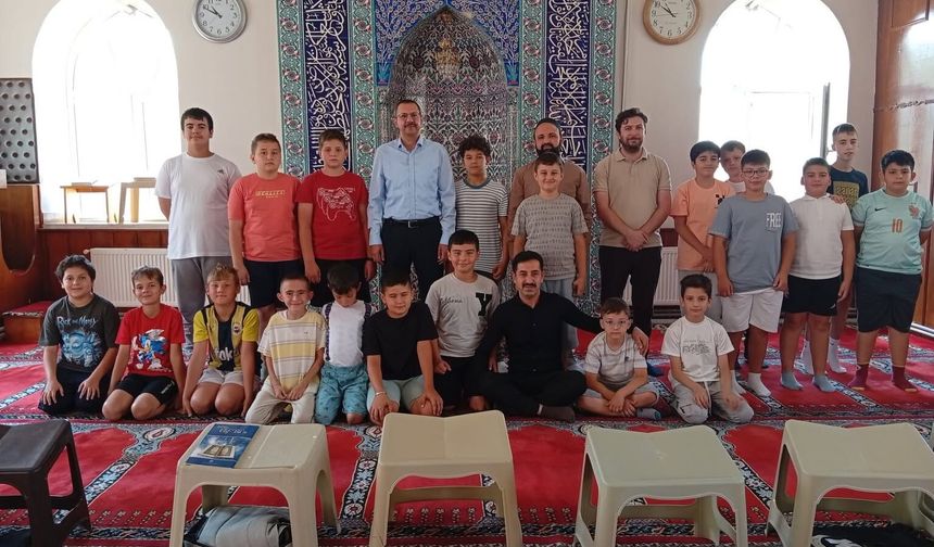 Kaymakam Özderin Yaz Kur’an Kursunu Ziyaret Etti