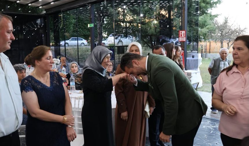 Genç Çift Tebrik Edildi