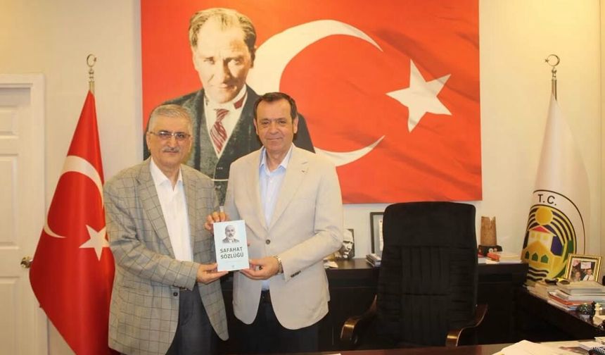 Başkan Özalp'e Anlamlı Kitap Hediyesi