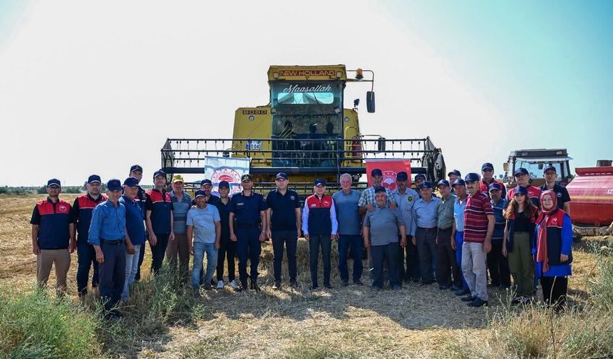 Vali Turan Buğday Hasadında Üreticilerle Buluştu
