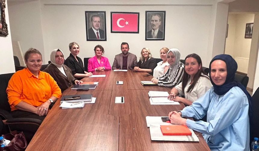 AK Parti Kadın Kolları İlçe Başkanları Toplandı