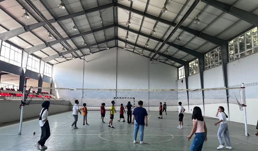 Çocuklar Voleybol Etkinliğinde Buluştu