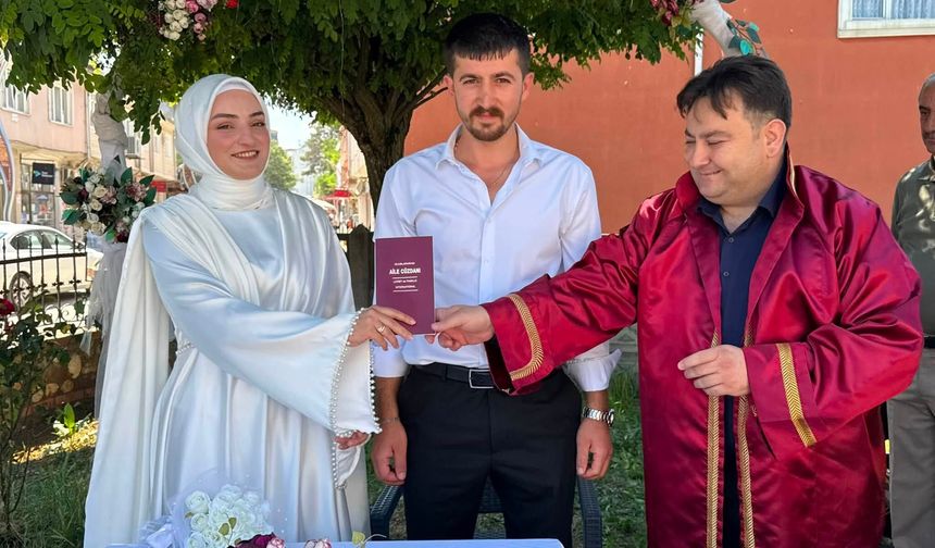 Başkan Gün, Emirhan ve Sümeyye Çiftinin Nikâhını Kıydı
