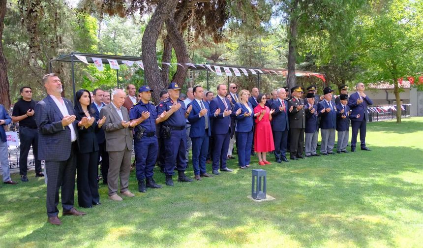 15 Temmuz İçin 253 Gül Fidanı