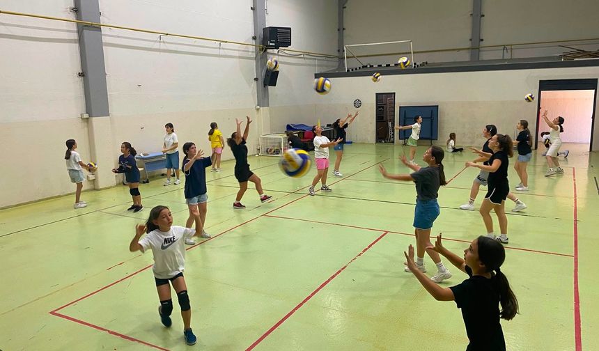 Evrensekiz'de Kız Voleybol Yaz Okulu Sürüyor