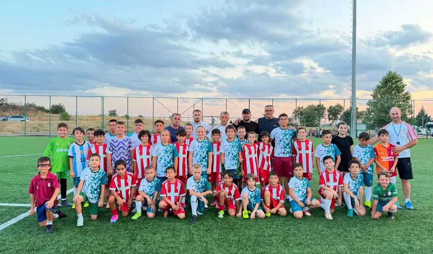 Minik Futbolculardan Dostluk Maçı