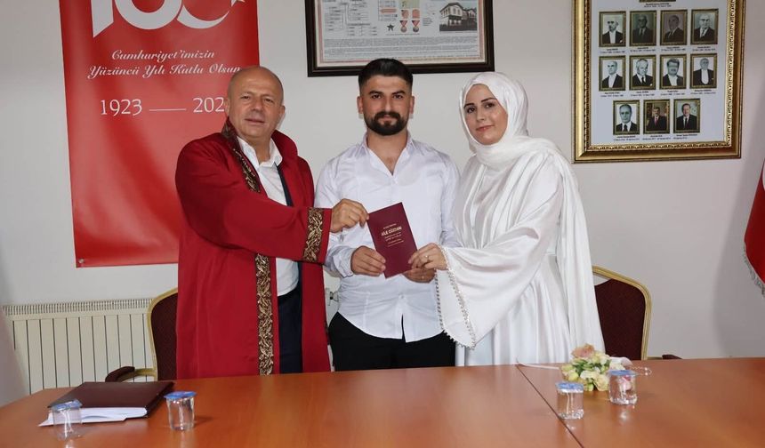 Başkan Çamlıca Bayır Çiftinin Nikâhını Kıydı
