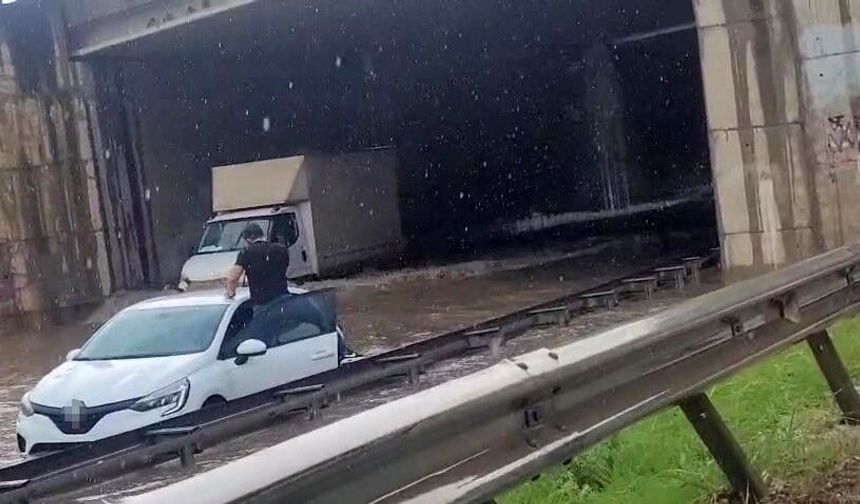 Yollar göle döndü, yağmur suları şelale gibi aktı