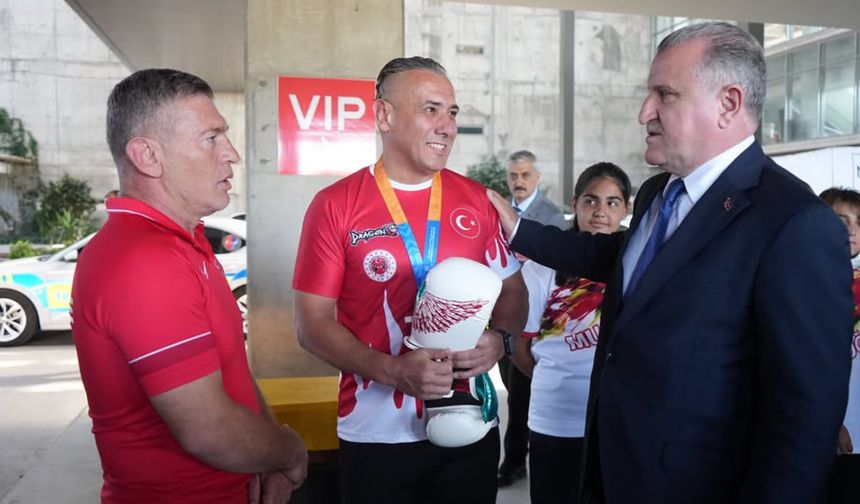 Gençlik ve Spor Bakanı Bak’ı Muğla’da milli sporcular karşıladı