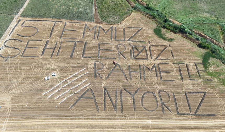 Tarlaya "15 Temmuz şehitlerimizi rahmetle anıyoruz" yazdı