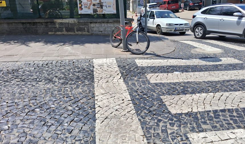 Bisikletler Kilitlerle Korunuyor