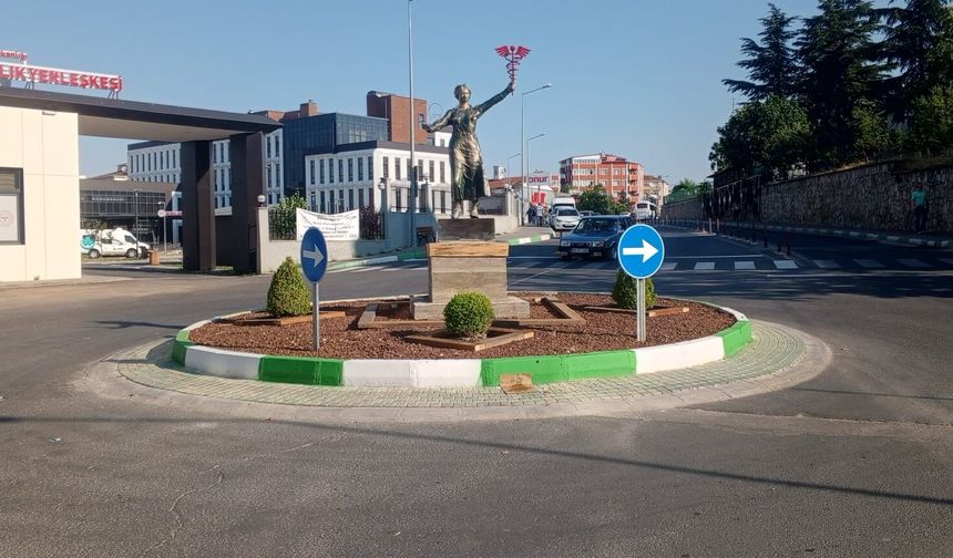 Sağlık Yerleşkesi Önündeki Kavşakta Peyzaj Düzenlemesi Yapıldı