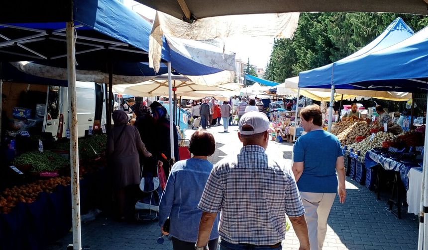 Kırklareli Cumartesi Pazarı'nda Tezgâhlar Doldu, Fiyatlar Belli Oldu
