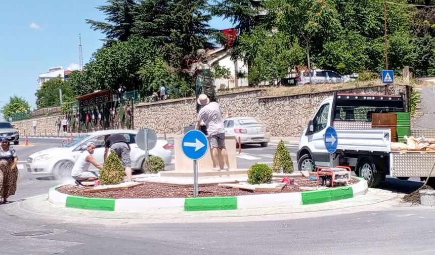 Sağlık Yerleşkesi Önündeki Anıt ve Kavşak Son Halini Aldı