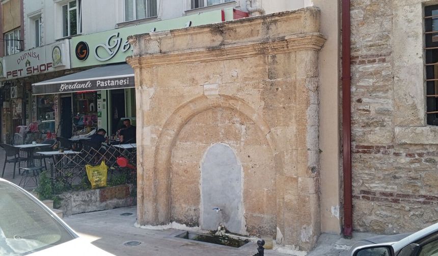 İki Asra Yakın Tarihe Tanıklık Eden Çeşme Hâlâ Akıyor