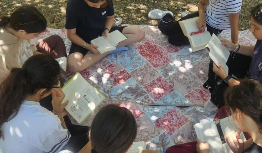 Çocuklar Doğada Kitap Okumanın Keyfini Yaşadı