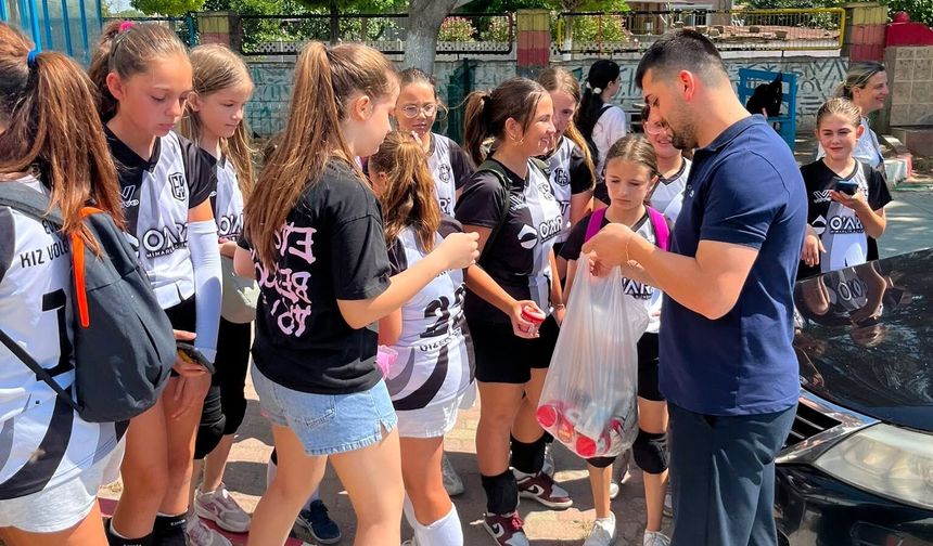 Minik Voleybolculara Dondurma Sürprizi