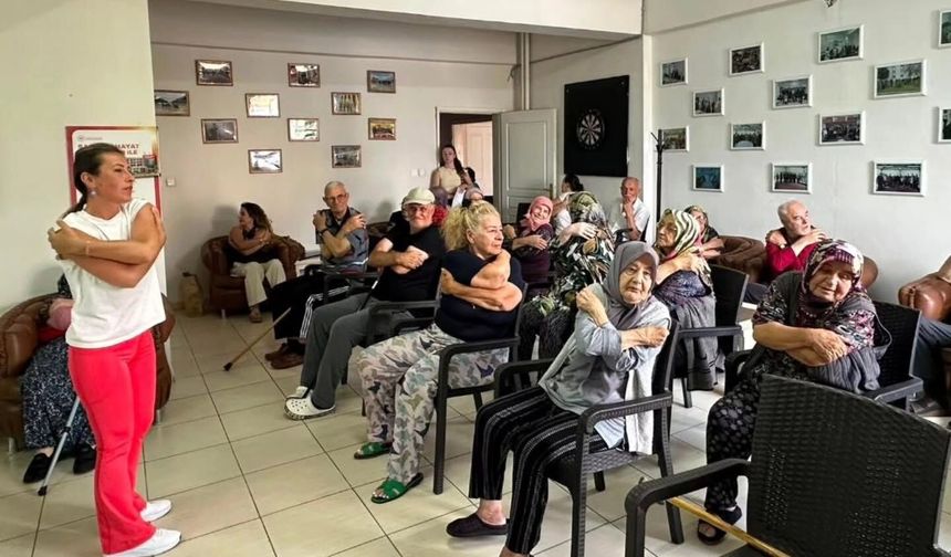 Huzurevi Sakinlerine Sandalye Yogası Etkinliği