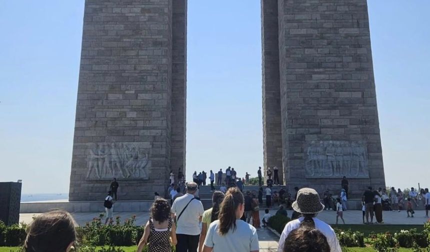 Çocuklar Çanakkale Şehitler Abidesi’ni Ziyaret Etti