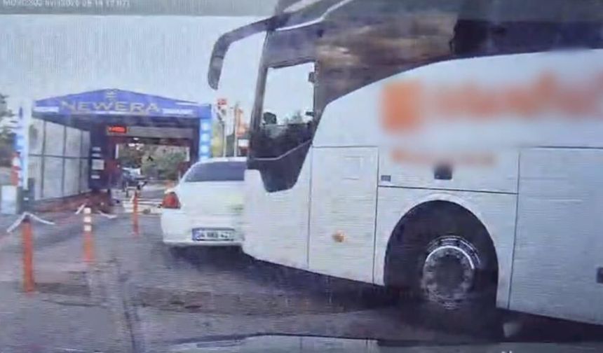 Yolcu otobüsünün çarptığı otomobilin sürüklendiği anlar araç kamerasına yansıdı