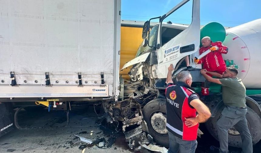Edirne'de beton mikseri park halindeki iki tıra çarptı: 1 yaralı