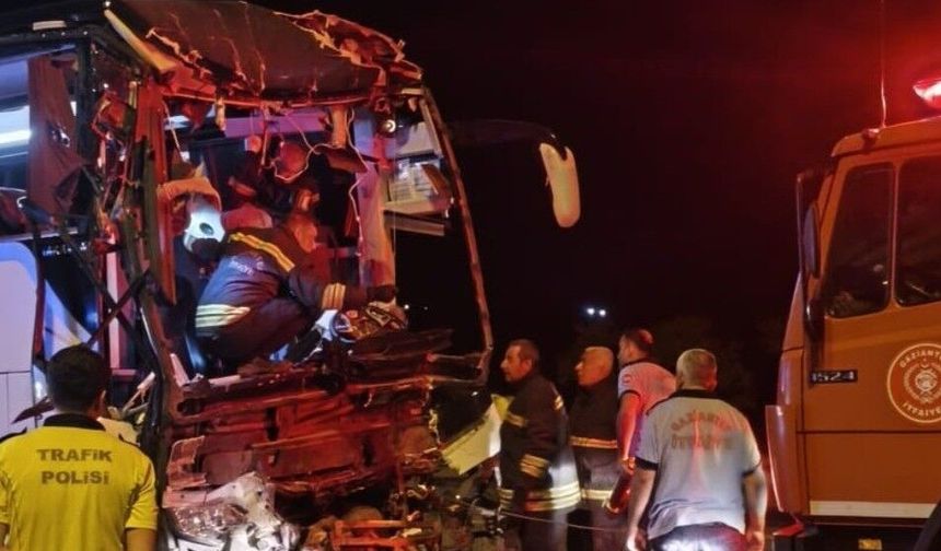 Gaziantep’te yolcu otobüsü tırla çarpıştı: 2 ölü, 22 yaralı