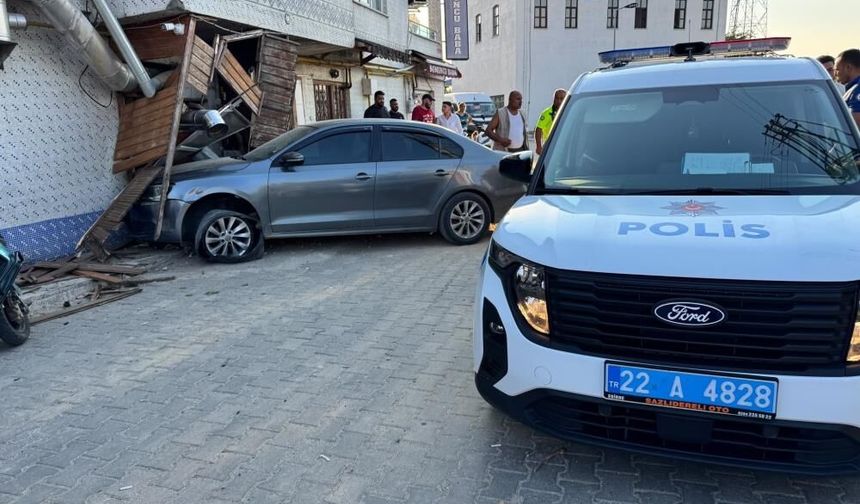 Edirne’de "dur" ihtarına uymayan iki aracın kaçışı kazayla son buldu