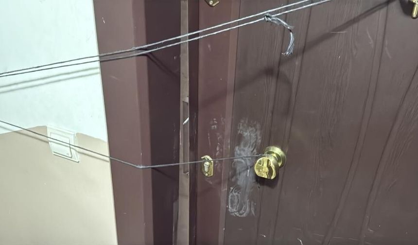 Daire kapısını kıran kasklı 3 şüpheli uyuşturucu dolu 3 koliyi kaçırdı