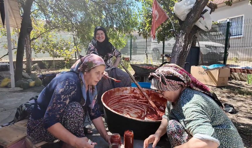 Salça kaynıyor, komşuluk pekişiyor