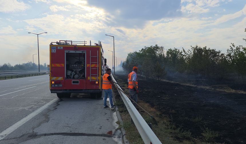 Havsa’da anız yangını otobanı dumana bürüdü