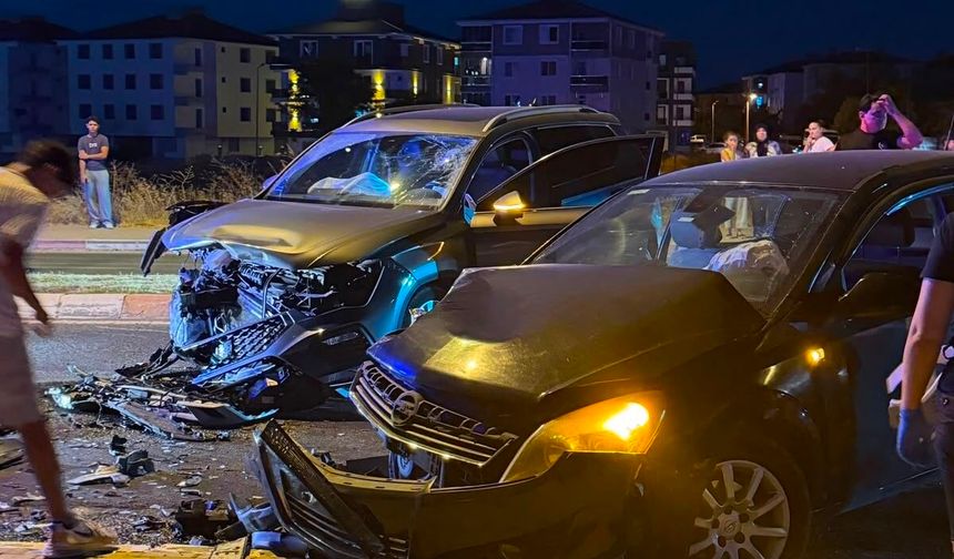 Lüleburgaz'da otomobil ile SUV araç çarpıştı: 8 yaralı