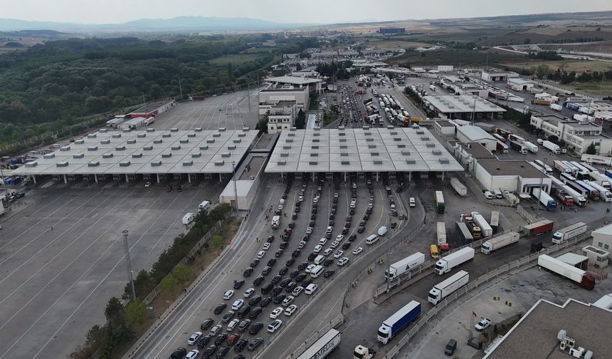 Avrupa'ya dönüş yolunda kilometrelerce gurbetçi kuyruğu