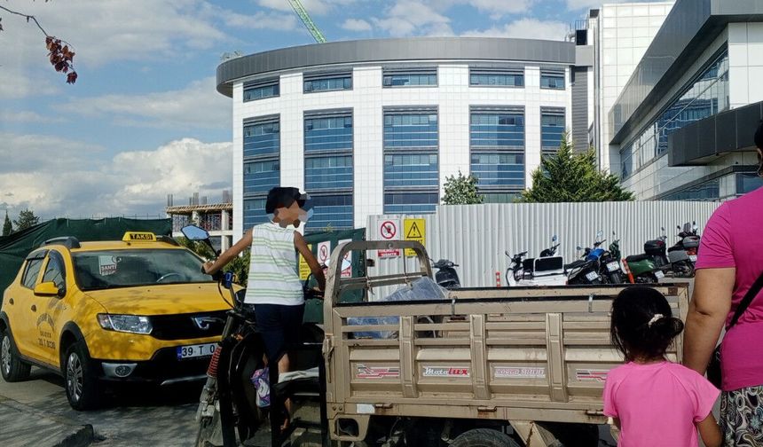 Hastane Önünde Dikkat Çeken Görüntü: Çocuk Elektrikli Motorun Başında