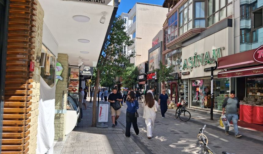 Cumhuriyet Caddesi’nde Gün Boyu Yoğunluk Yaşanıyor